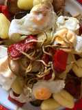 Ñoquis con verduras, gulas y huevos de codorniz