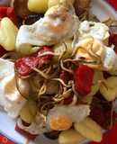 Ñoquis con verduras, gulas y huevos de codorniz