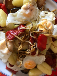 Una foto de Ñoquis con verduras, gulas y huevos de codorniz