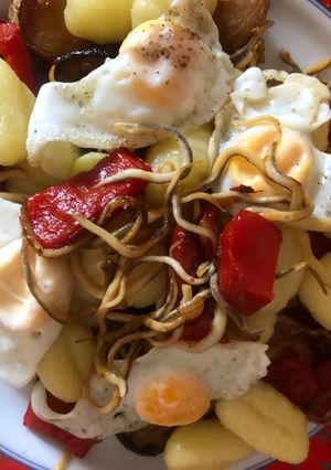 Una foto de Ñoquis con verduras, gulas y huevos de codorniz