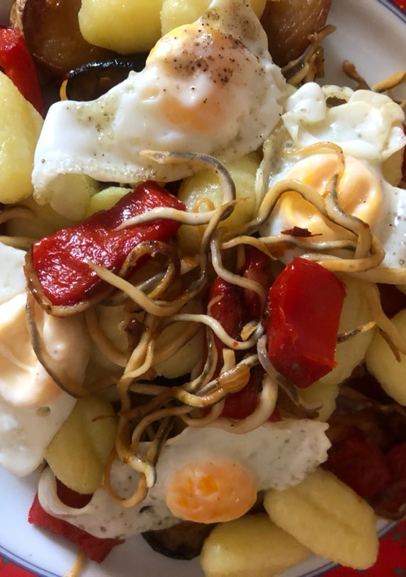 Una foto de Ñoquis con verduras, gulas y huevos de codorniz