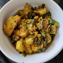 A picture of Spring onion and potato.