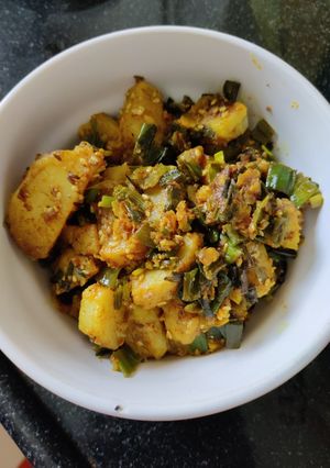 A picture of Spring onion and potato.