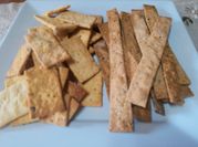 Una foto de crackers harina integral