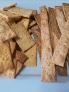 Una foto de Galletitas saladas con semillas súper fáciles!!! Dos opciones"
