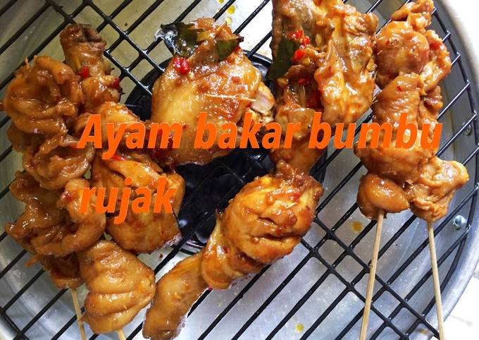 Ayam & sate kulit ayam bakar bumbu rujak. (Dijaminendess👍😋)