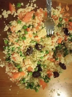 Una foto de Cuscús con pasas, guisantes y zanahorias