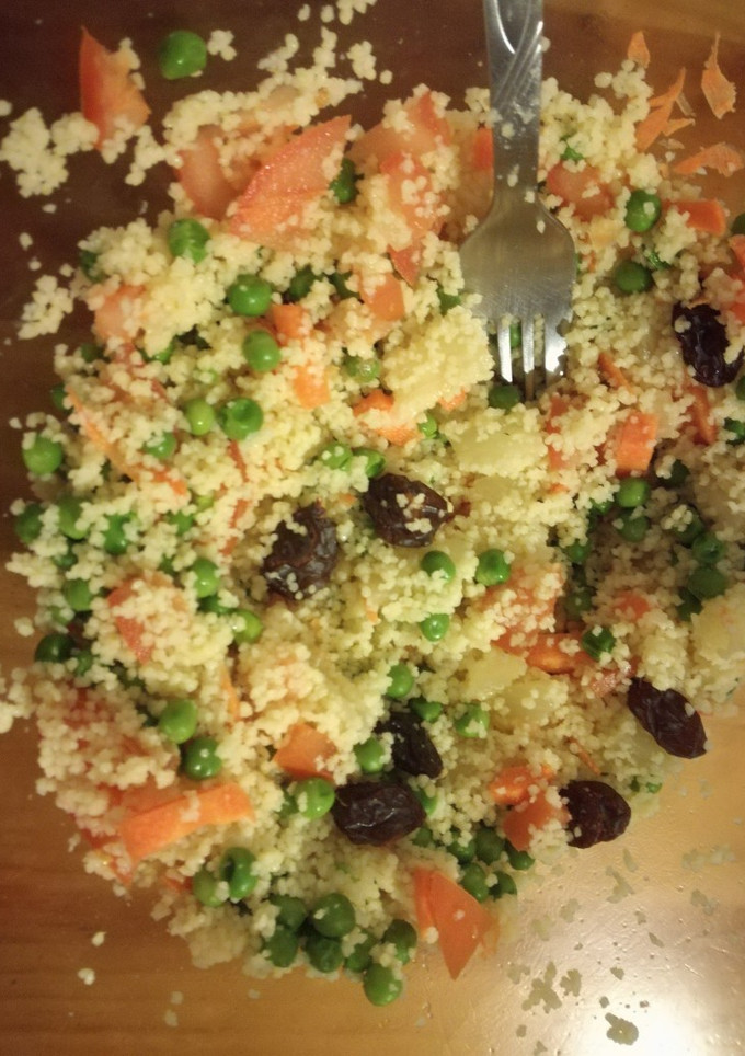 Una foto de Cuscús con pasas, guisantes y zanahorias