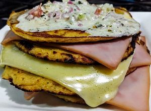 Una foto de TORTICAS De Garbanzos con Jamón dulce...!