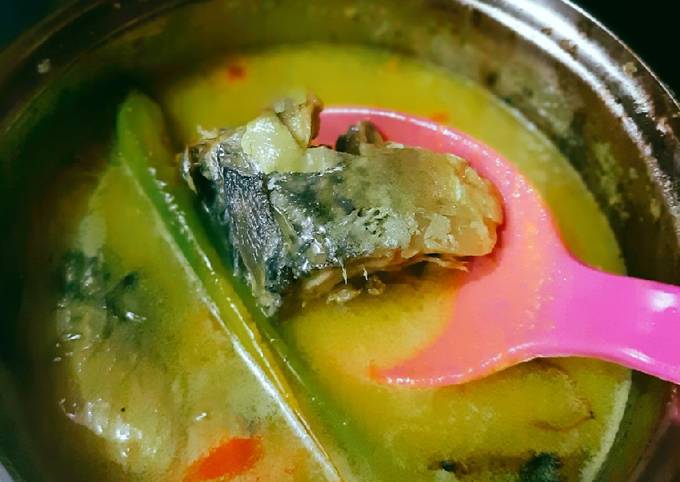 Bagaimana Membuat Pesmol Kuah Ikan Makarel, Menggugah Selera