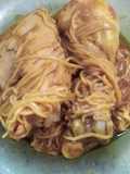 Pollo con fideos y vino blanco