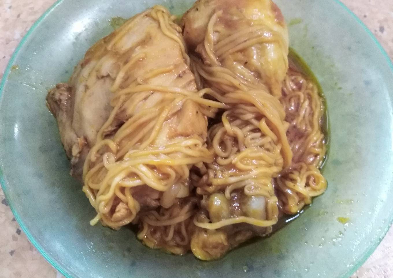 Pollo con fideos y vino blanco