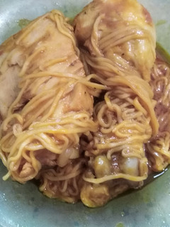 Una foto de Pollo con fideos y vino blanco