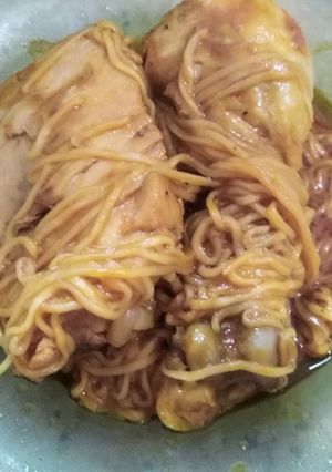 Una foto de Pollo con fideos y vino blanco