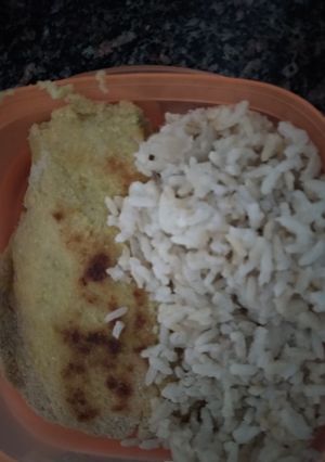 Una foto de Milanesas de cerdo (caseras) 🍲🥘🍳con mostaza picante y limón