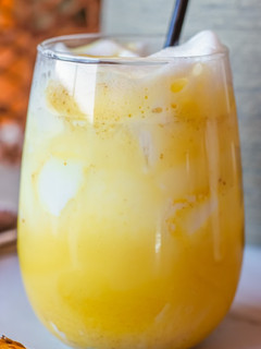 Una foto de Iced golden latte