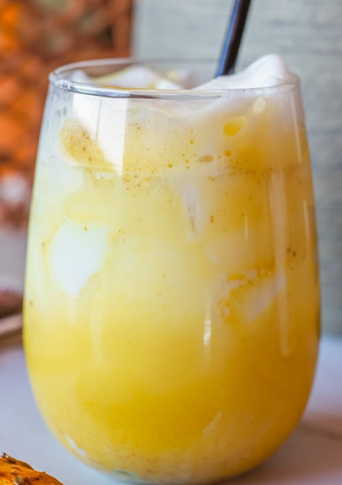 Una foto de Iced golden latte