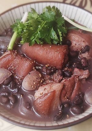 Hình của món Đuôi HEO hầm đậu đen.