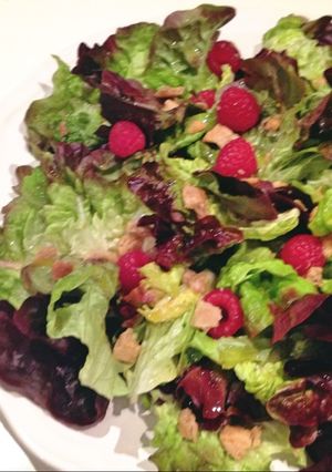 Una foto de Ensalada con frambuesas y llardons