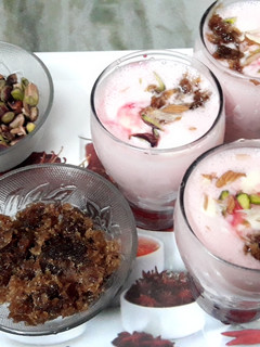 गुलकन्द लस्सी (gulkand lassi recipe in Hindi) रेसिपी मुख्य फोटो