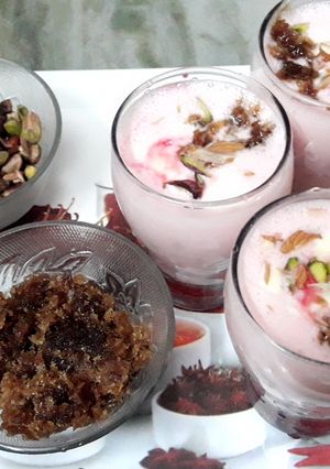 गुलकन्द लस्सी (gulkand lassi recipe in Hindi) रेसिपी मुख्य फोटो