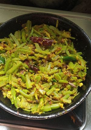 লাউ খোসা ইলিশ মাছের ল্যাজা দিয়ে ভাজি (lau khosa illish macher lyaja bhaji recipe in Bengali) রেসিপির প্রধান ছবি