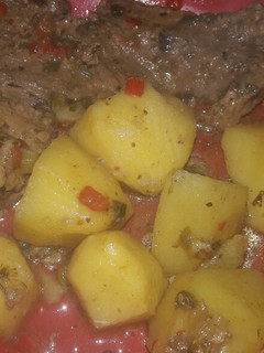 Una foto de Tapa de nalga a la cacerola con papas (súper tierna)