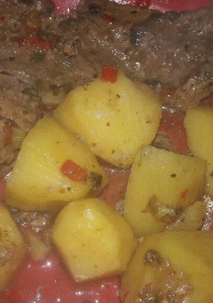 Una foto de Tapa de nalga a la cacerola con papas (súper tierna)