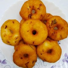 A picture of Ulunthu vadai/ urad dal vadai.