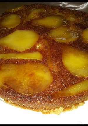 Una foto de Torta invertida de pera 😋