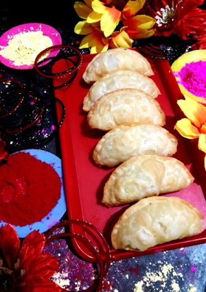 খোয়া সুজির গুজিয়া (khoya soojir gujiya recipe in Bengali) রেসিপির প্রধান ছবি