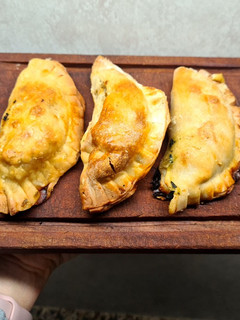 Una foto de Empanadas de espinacas y salsa blanca 🥬