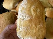 Una foto de pan ciabatta con levadura fresca