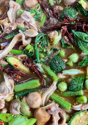 รูปของ แก๋งป่าาสะป๊ะหูหมูดอกงิ้ว🌶️🧄แกงป่าหูหมูดอกงิ้ว (ความจริงมันคือแกงแค แต่ลืมใส่หอมกระเทียม ป่ามากๆ)🧄🌶️