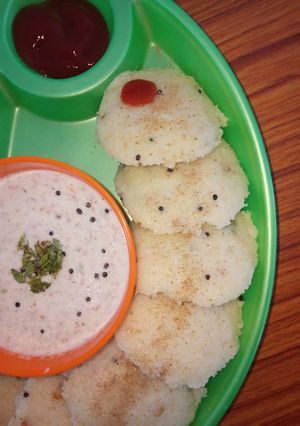 सुजी‌ इडली‌‌‍‌ मूंगफली ‌‌‌‌‌चटनी रेसिपी मुख्य फोटो