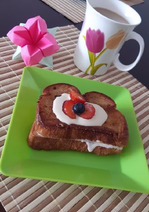 Una foto de Tostadas Francesas de Fresas y Arándanos🍓🍇
