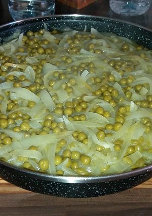 Una foto de Guisantes encebollados