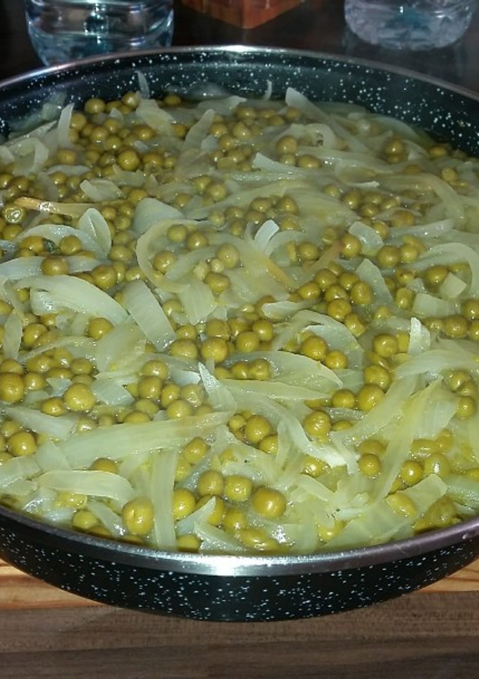 Una foto de Guisantes encebollados