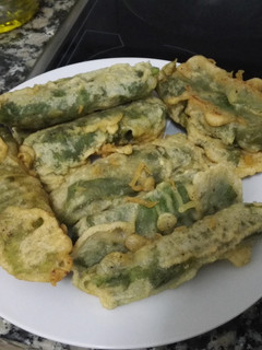 Una foto de Rollitos de acelga en tempura