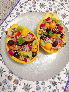 Una foto de Papaya rellena tropical 🏝️🥭🥝🍇🍓🥥
