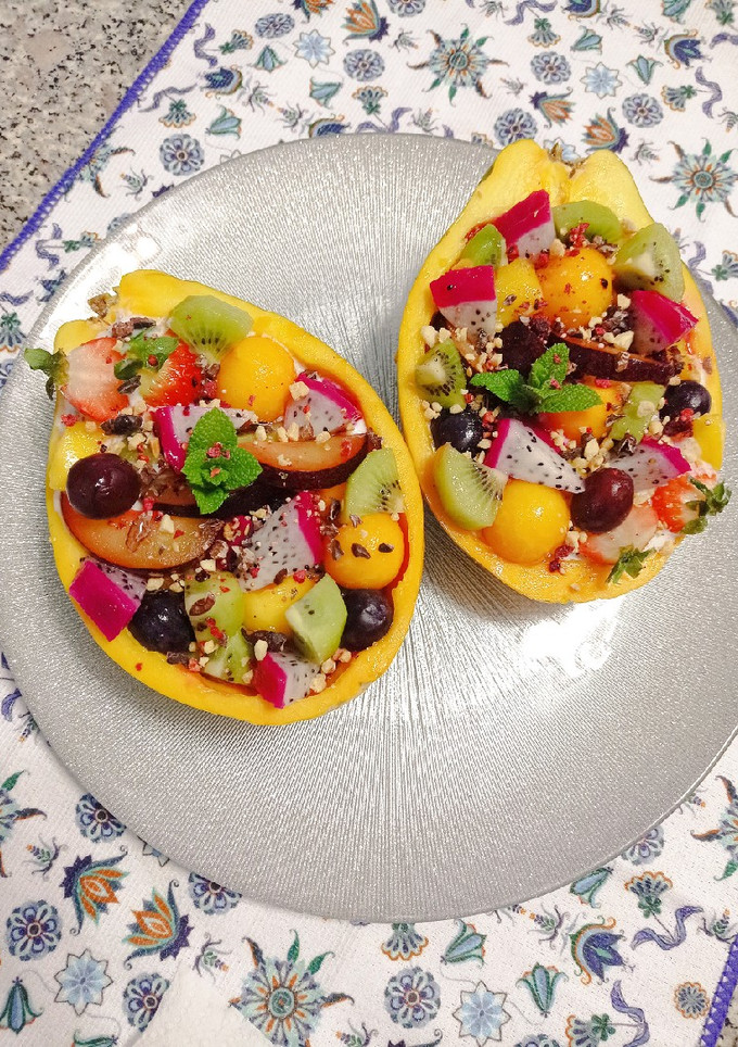 Una foto de Papaya rellena tropical 🏝️🥭🥝🍇🍓🥥