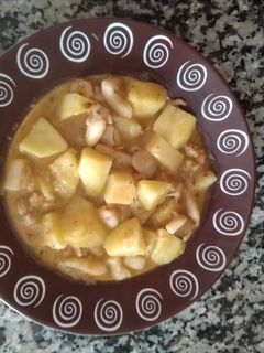 Una foto de Patatas guisadas con sepia y gambas