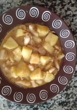 Una foto de Patatas guisadas con sepia y gambas