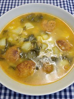 Una foto de Potaje con albóndigas