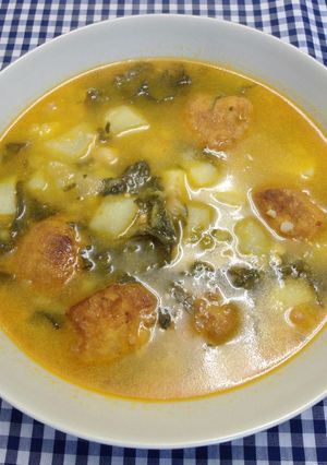 Una foto de Potaje con albóndigas