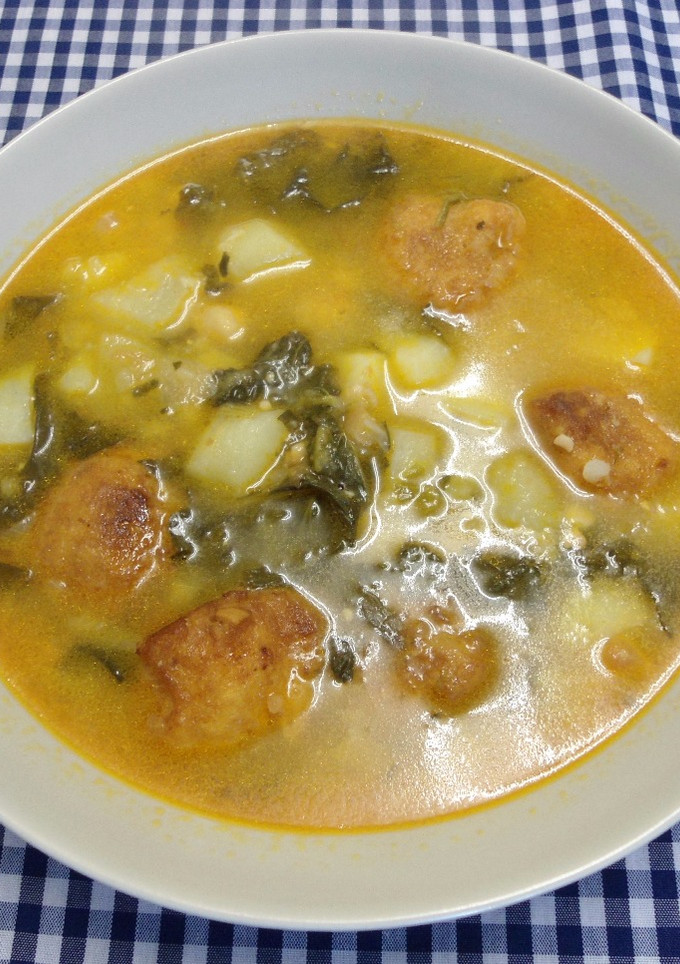 Una foto de Potaje con albóndigas
