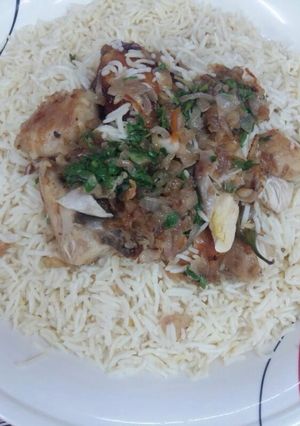 صورة لوصفة رز ابيض ساده مع دجاج مقلي بالبصل