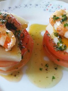 Una foto de Torre de patatas,tomates y langostinos