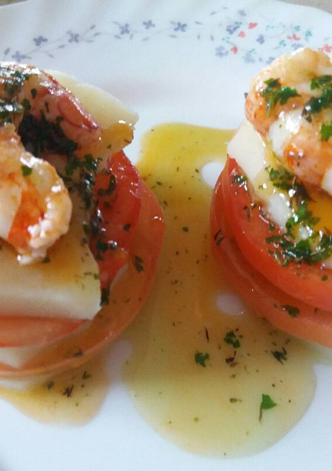 Una foto de Torre de patatas,tomates y langostinos