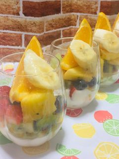 Una foto de Ensalada con Mix de Frutas y Yogur de Coco!